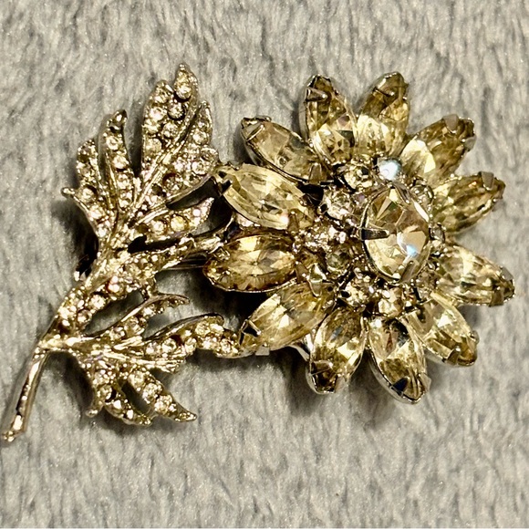 Unsigned Vintage Silver tone flower Brooch with Rhinestones - Picture 13 of 16